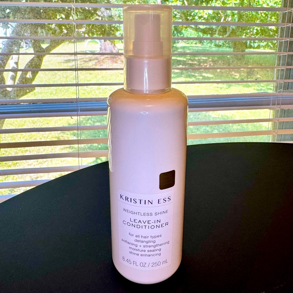 Leave-In Conditioner Weightless Shine _ 250ml / 8.45 fl oz - Picture 2 of 5